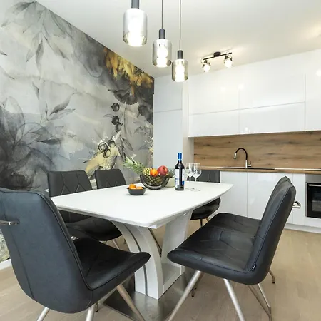 Yuki 2br W Balcony And Parking Near Old Town דירה *