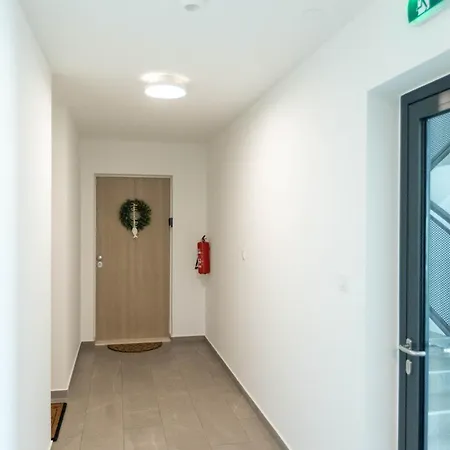 Yuki 2br W Balcony And Parking Near Old Town Apartman