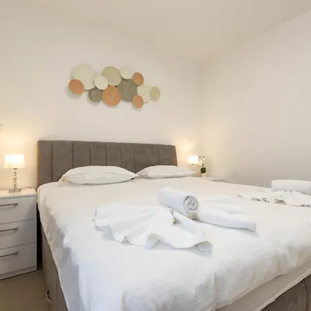 Yuki 2br W Balcony And Parking Near Old Town Apartman