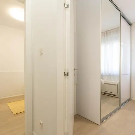 Yuki 2br W Balcony And Parking Near Old Town Apartman Zadar