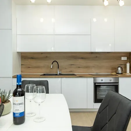 Yuki 2br W Balcony And Parking Near Old Town * Zára